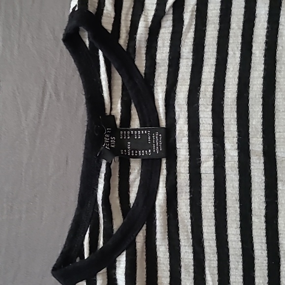 Old navy tee - Picture 2 of 2